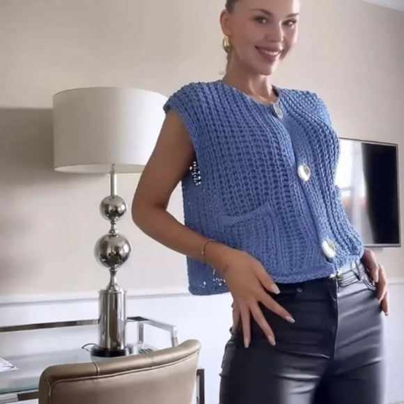 Zara Chunky Knit Sweater Vest with Gold Buttons - Picture 4 of 7